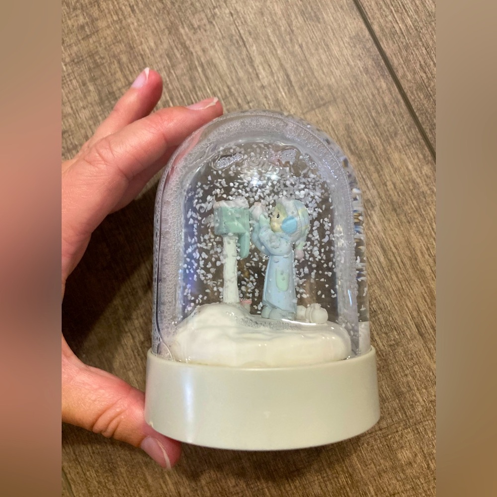 Precious Moments 1986 vintage snow globe